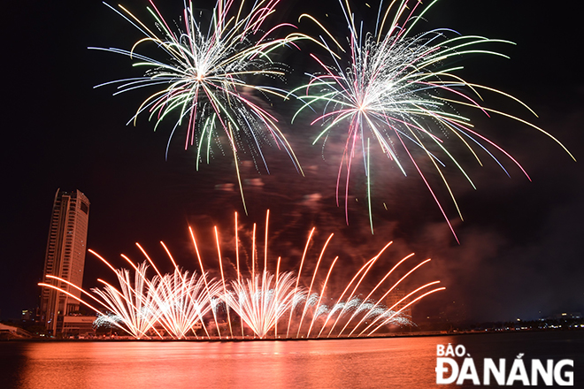 Fireworks are painted with sound and light to create a beautiful picture in the sky of Da Nang