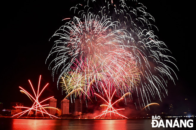 About 10,000 different types of firecrackers are utilised in the over 20-minute fireworks show, giving the audience unforgettable experiences.