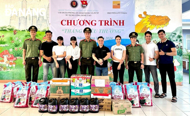 Senior Lieutenant Nguyen Quoc Huy (fifth, left) with members of the Division of Cybersecurity and High-Tech Crime Prevention during community-oriented activities.