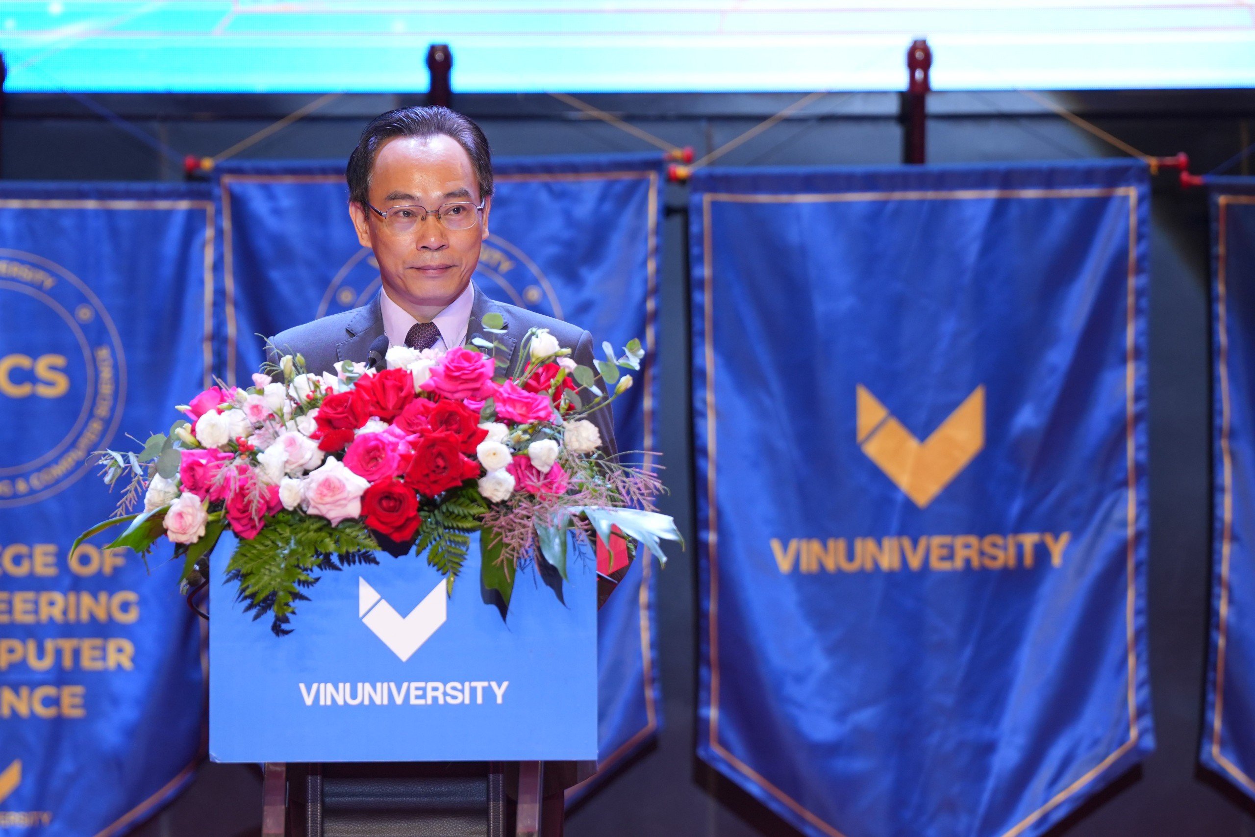 Thứ trưởng Bộ GD&ĐT Hoàng Minh Sơn phát biểu chào mừng lễ Tốt nghiệp đầu tiên của Trường Đại học VinUni.