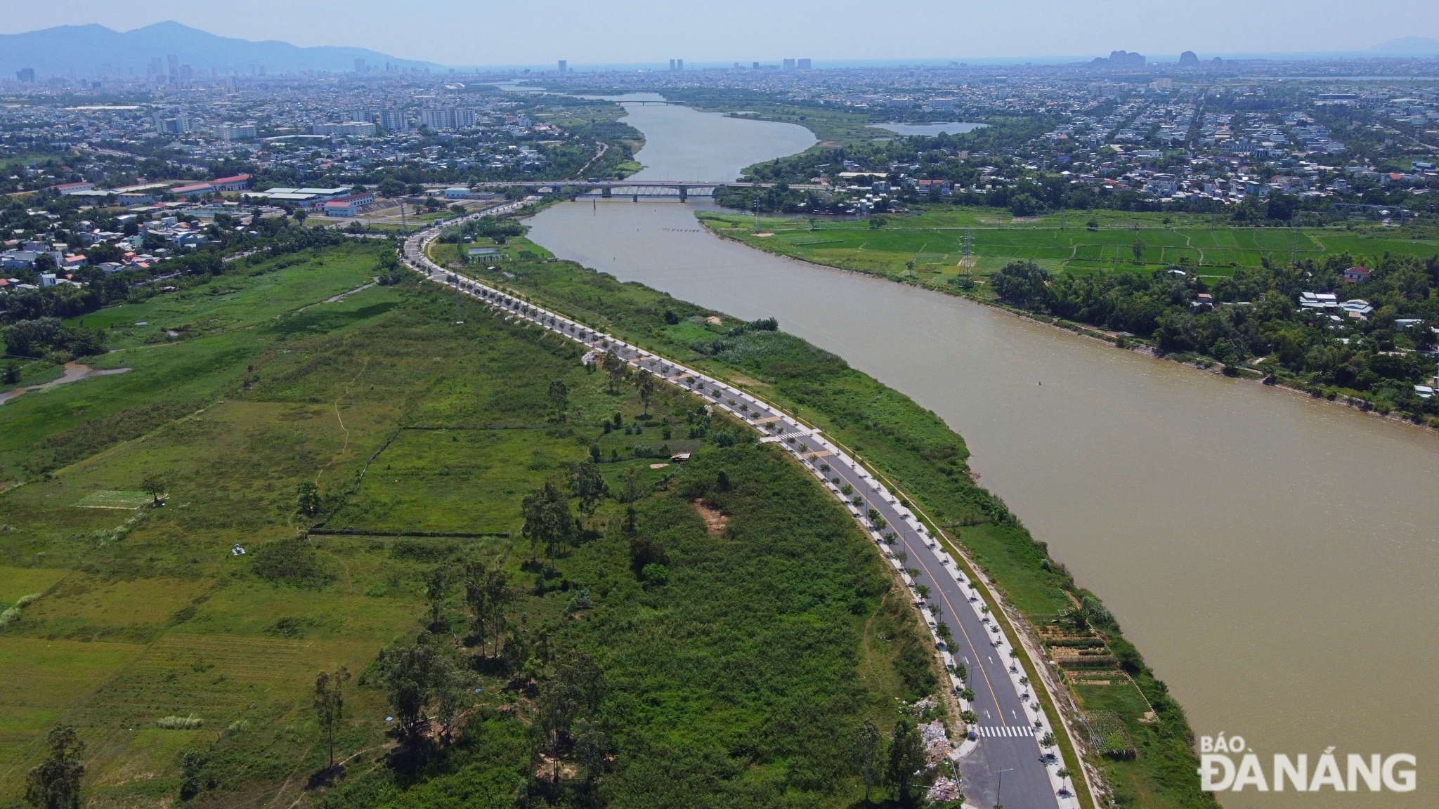 Công trình đường ven sông Tuyên Sơn - Túy Loan có tổng chiều dài hơn 7km, bề rộng mặt đường 10,5m và tổng bề rộng vỉa hè 6m. Ngoài ra, còn đoạn đường nối Nguyễn Như Đỗ dài 0,65 km, bề rộng mặt đường 7,5m. Tổng mức đầu tư công trình 745,5 tỷ đồng, được hoàn thành sau hơn 5 năm thi công.