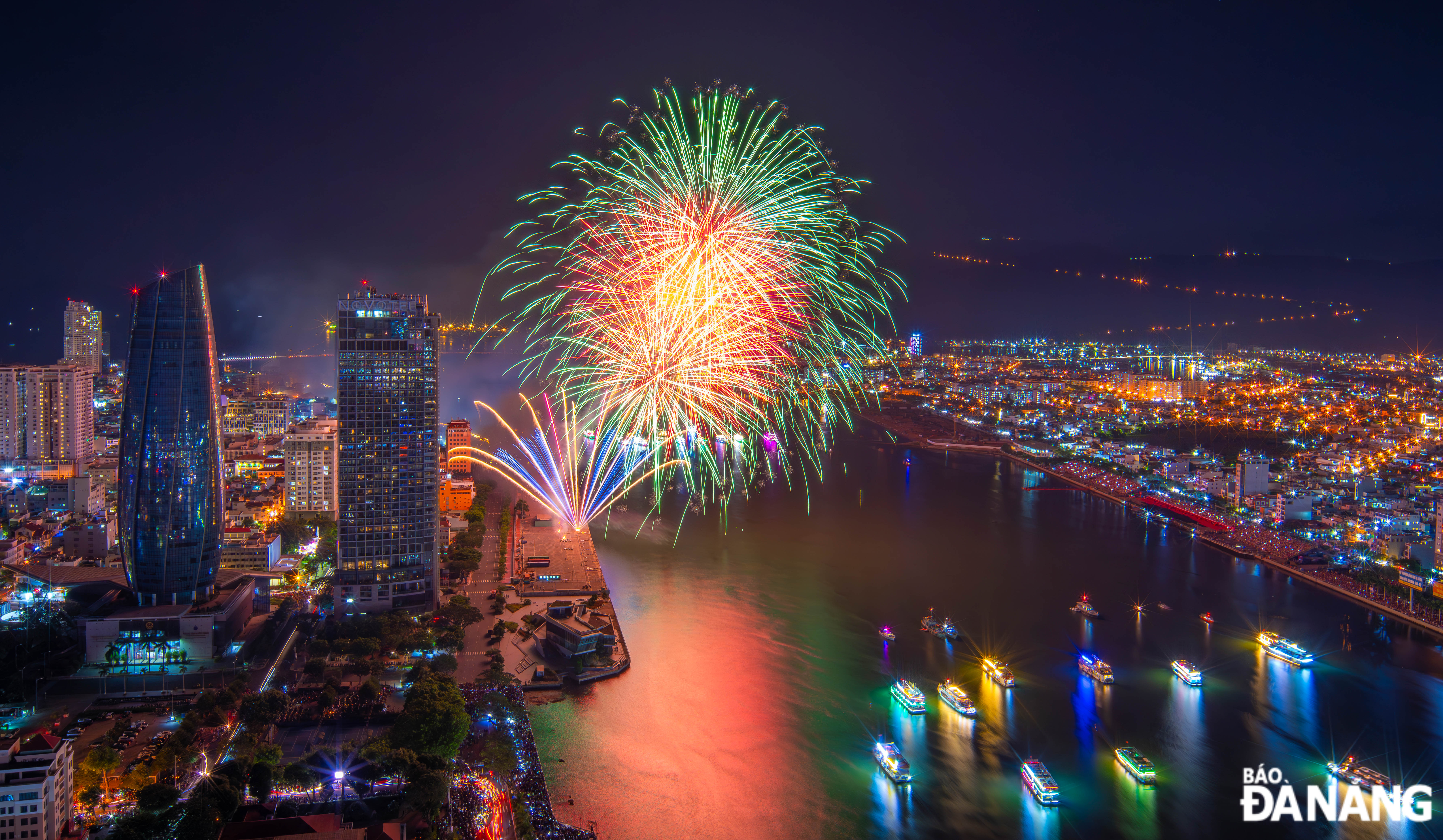 The Chinese and Finnish teams painted a magical light picture in the sky of Da Nang with fireworks. Photo: HUYNH VAN TRUYEN