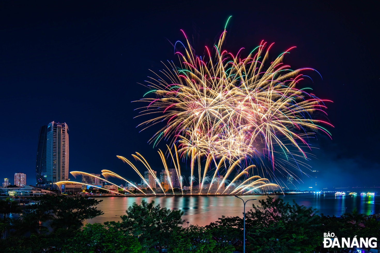 Both China and Finland demonstrate the strength of two superpowers in the world fireworks industry, creating the most eye-catching light show of this year's DIFF season. Photo: DANG MINH TU