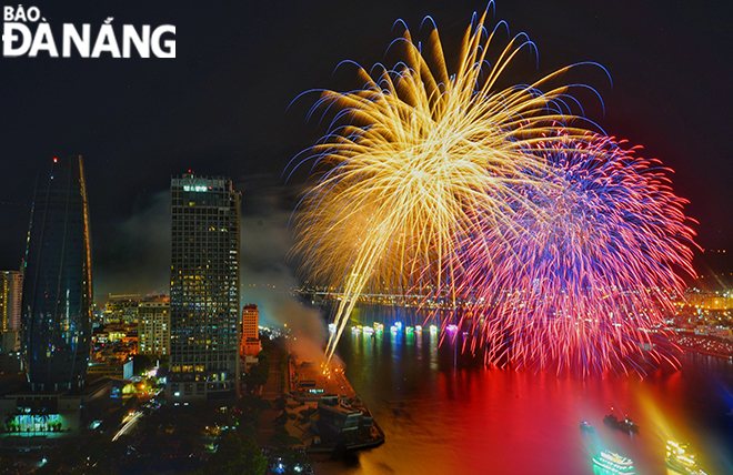 The Chinese team's excellent fireworks display. Photo: XUAN SON