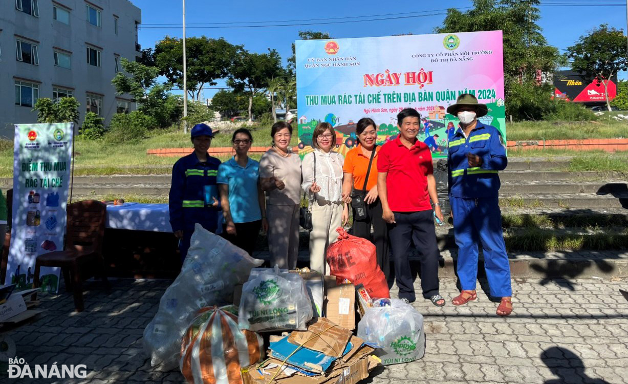 Đại diện Công ty CP Môi trường đô thị Đà Nẵng và các hội, đoàn thể phường Mỹ An (quận Ngũ Hành Sơn) tại buổi thu mua rác tái chế. Ảnh: HOÀNG HIỆP