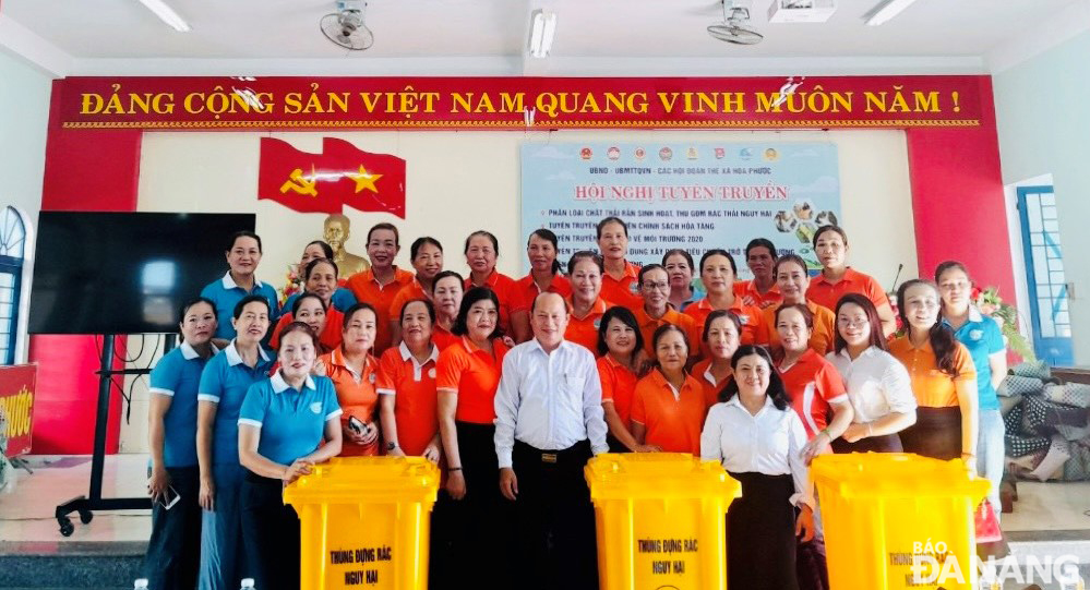 Lãnh đạ xã Hòa Phước (huyện Hòa Vang) trao các phương tiện thu gom chất thải nguy hại, rác tái chế cho các thôn. Ảnh: HOÀNG HIỆP