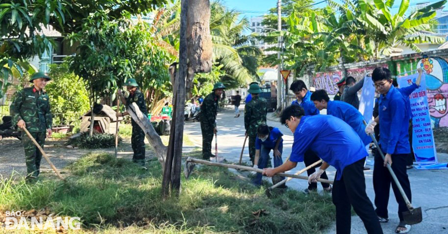 Các lực lượng tổng dọn vệ sinh trên một số tuyến đường tại phường Mỹ An (quận Ngũ Hành Sơn). Ảnh: H.H