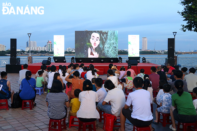 Hoạt động chiếu phim ngoài trời thu hút đông đảo phụ huynh và trẻ em đến thưởng thức. Ảnh: X.D