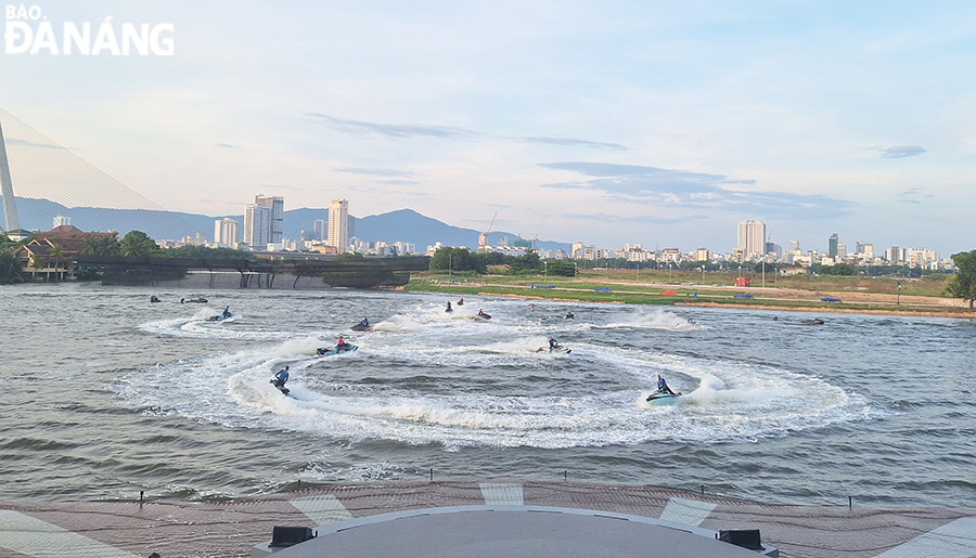 “Awaken River - Dòng sông thức giấc” là show diễn kết hợp diễn thể thao mạo hiểm Jetski và Flyboard (mô tô nước và ván đứng thủy lực). Ảnh: THU HÀ