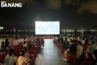 Chiếu phim ngoài trời thu hút đông đảo người dân tới xem