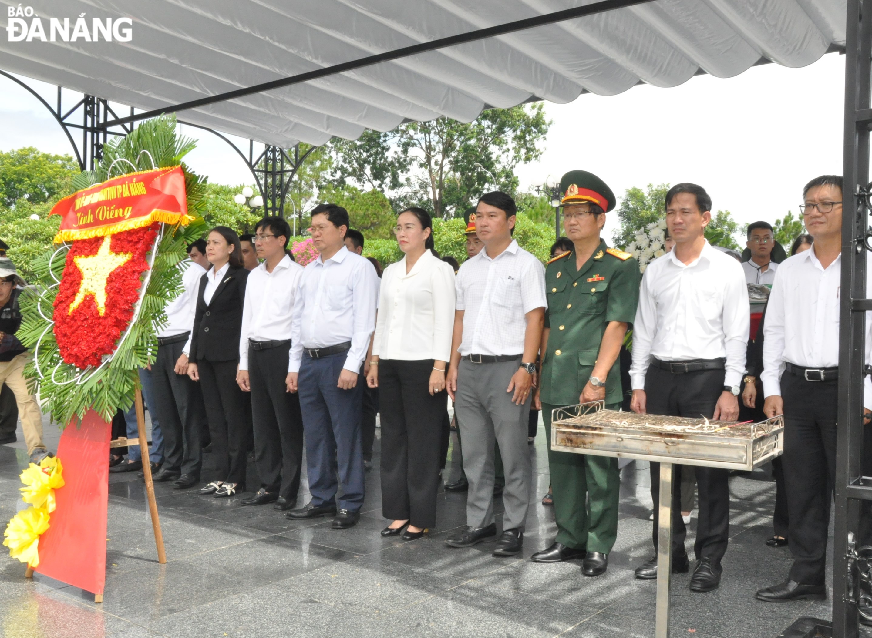 Đoàn lãnh đạo thành phố Đà Nẵng dâng hương các anh hùng liệt sĩ tại Quảng Trị