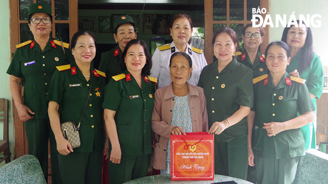 Thăm, tặng quà nữ biệt động thành; nữ thương, bệnh binh