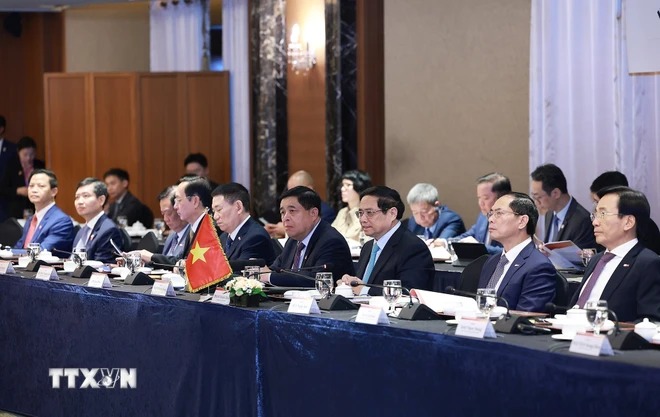 Thủ tướng Phạm Minh Chính dự tọa đàm với lãnh đạo một số tập đoàn lớn của Hàn Quốc. (Ảnh: Dương Giang/TTXVN)