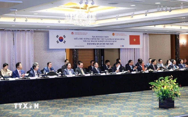 Các đại biểu đoàn Việt Nam dự tọa đàm với lãnh đạo một số tập đoàn lớn của Hàn Quốc. (Ảnh: Dương Giang/TTXVN)