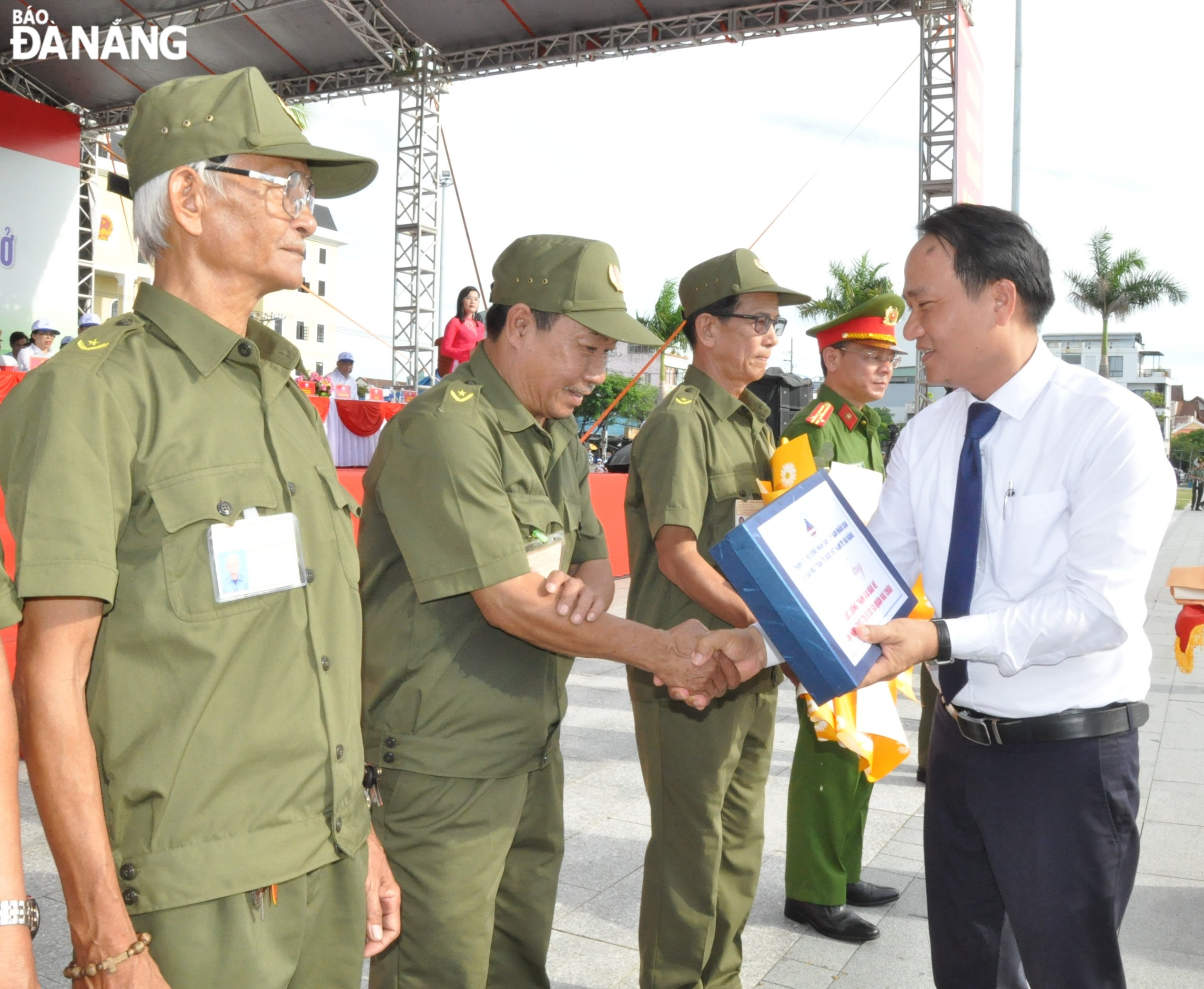 Phó Bí thư Thường trực Thành ủy Nguyễn Đình Vĩnh (bên phải) tặng quà cho Lực lượng tham gia bảo vệ an ninh, trât tự ở cơ sở. Ảnh: L.H