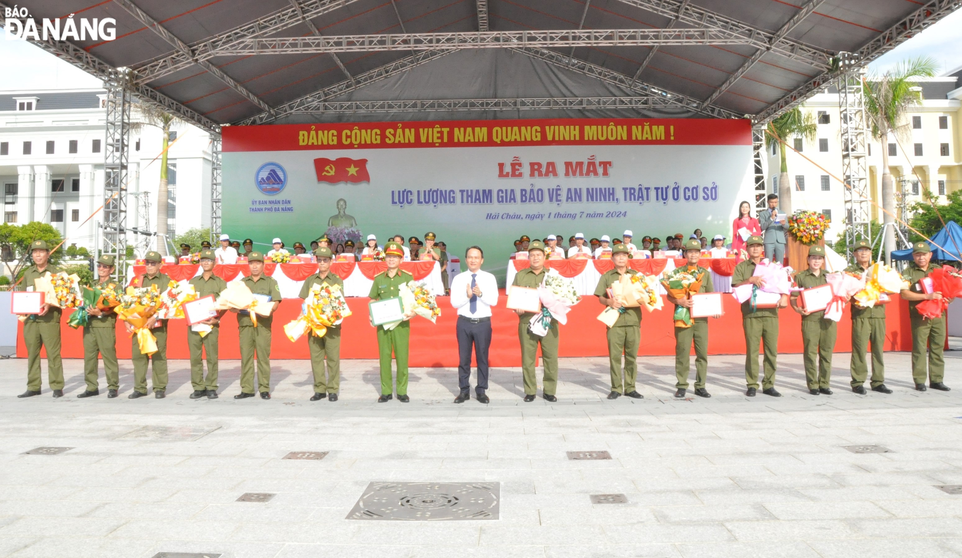 Phó Bí thư Thường trực Thành ủy Nguyễn Đình Vĩnh tặng quà cho Lực lượng tham gia bảo vệ an ninh, trât tự ở cơ sở. Ảnh: L.H