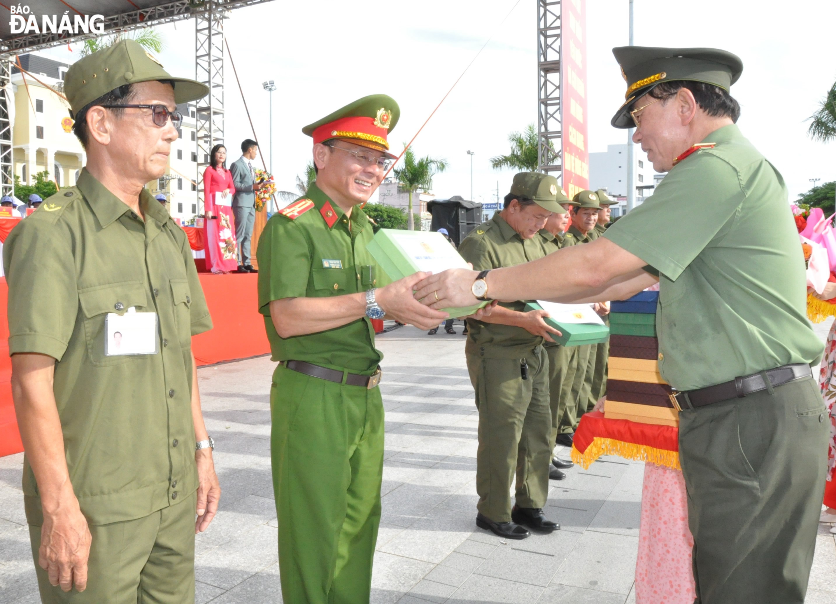 Thiếu tướng Vũ Xuân Viên, Giám đốc Công an thành phố (bên phải) tặng quà cho Công an quận Hải Châu và Lực lượng tham gia bảo vệ an ninh, trât tự ở cơ sở. Ảnh: L.H