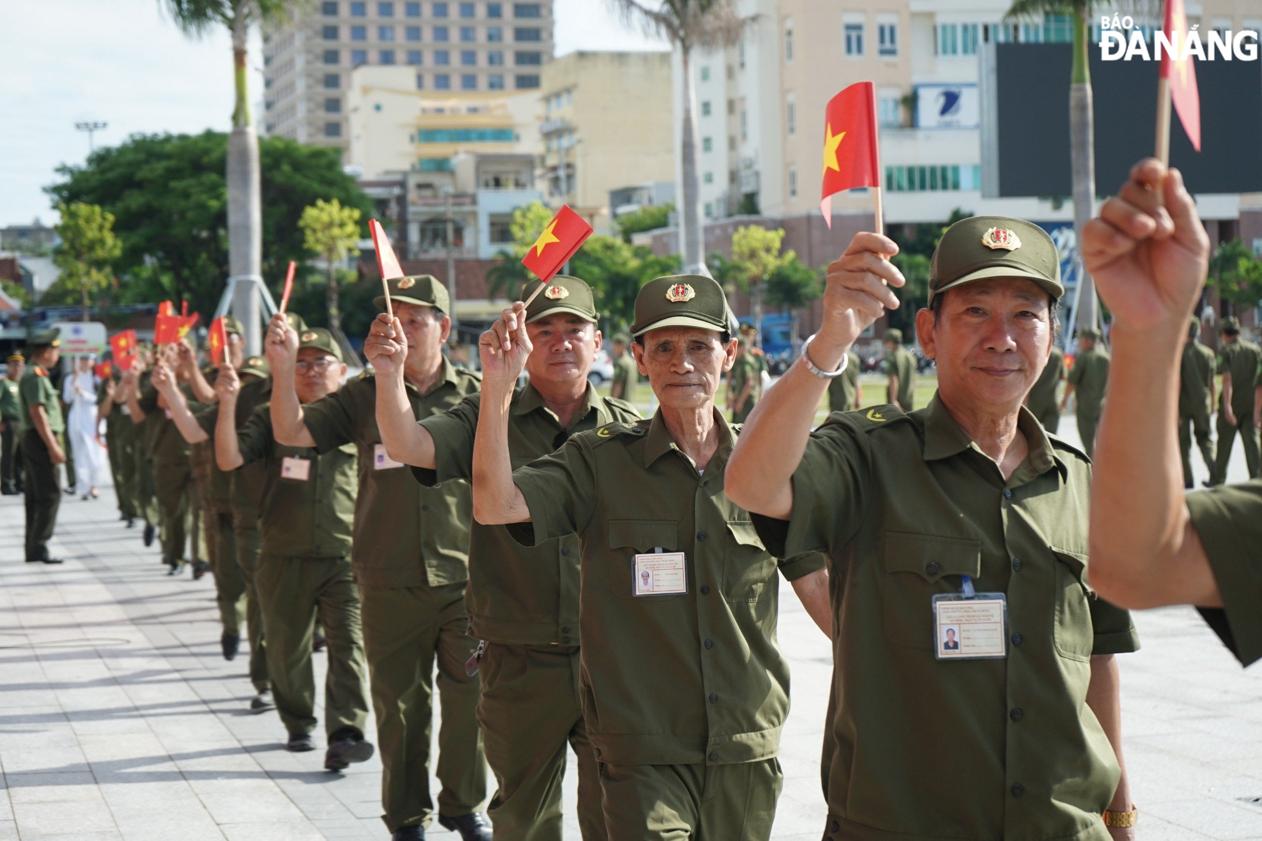 Lực lượng tham gia bảo vệ an ninh, trât tự ở cơ sở trên địa bàn quận Hải Châu ra mắt. Ảnh: L.H