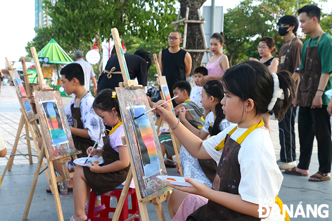 Children experience painting at the programme. Photo: X.D