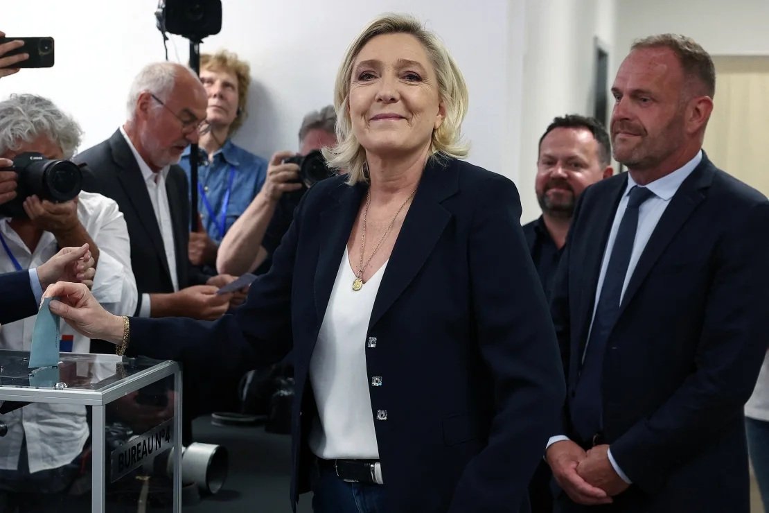 Bà Marine Le Pen, cựu Chủ tịch đảng RN, bỏ phiếu tại Henin Beaumont, ngày 30-6 năm 2024. Ảnh: Reuters