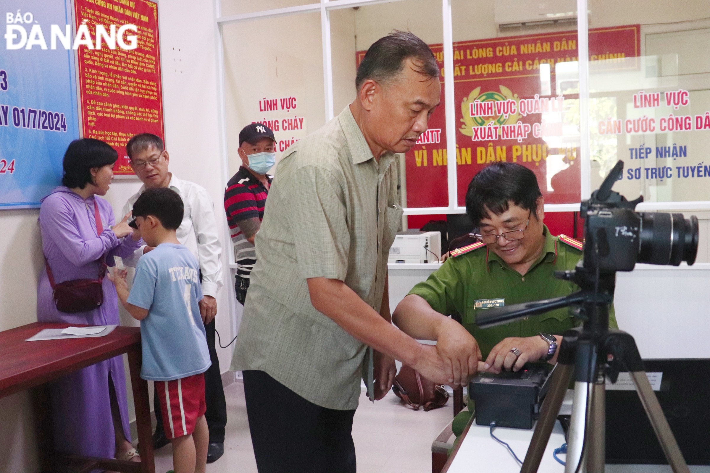 Tại trụ sở Công an quận Sơn Trà, ngay từ 8 giờ sáng, rất đông người dân có mặt, xếp hàng chờ đến lượt làm căn cước mẫu mới.