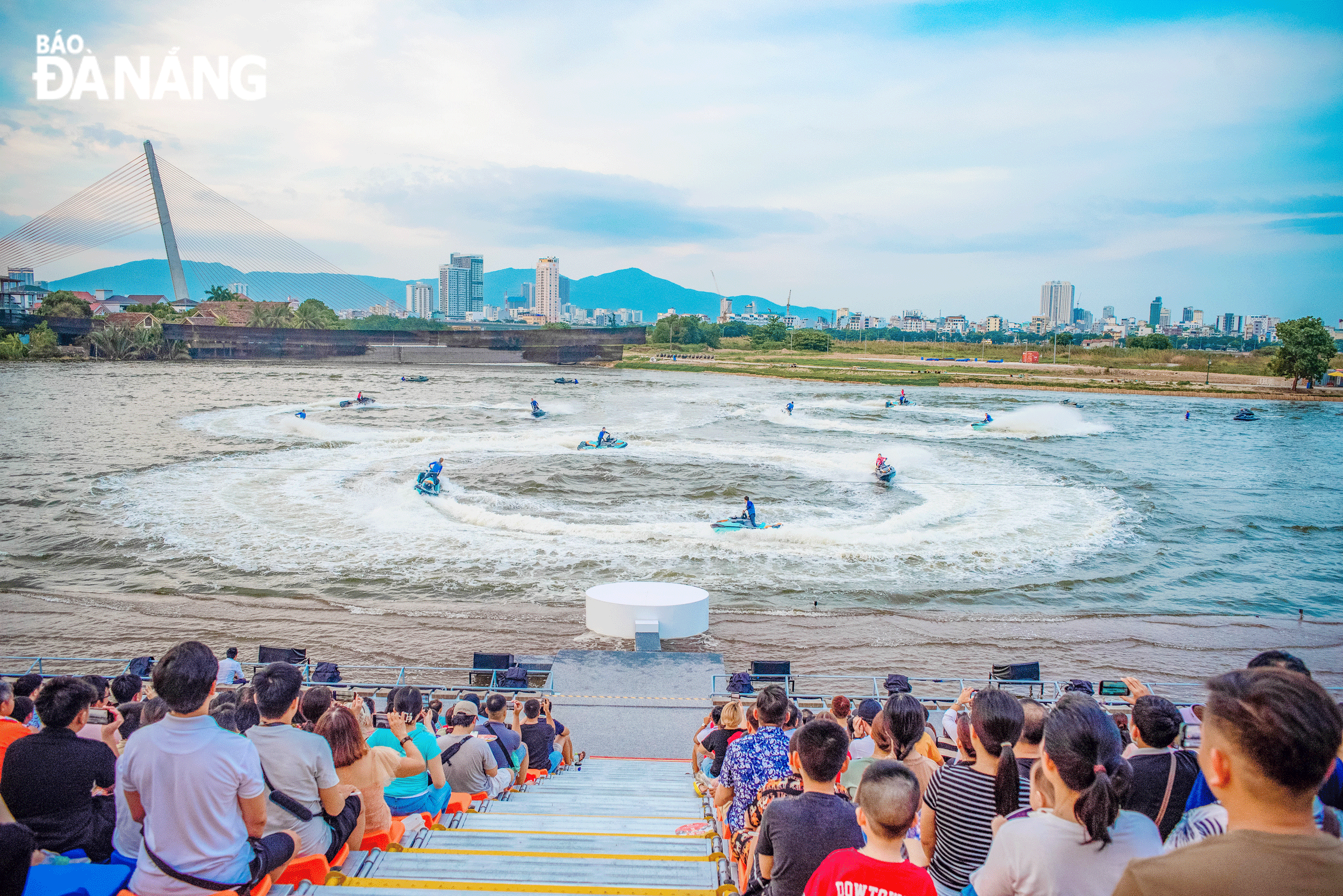 Da Nang Downtown entertainment complex is increasingly becoming a tourist attraction. IN PHOTO: Tourists enjoying water sports and artistic performances in the evening. Photo: N.H