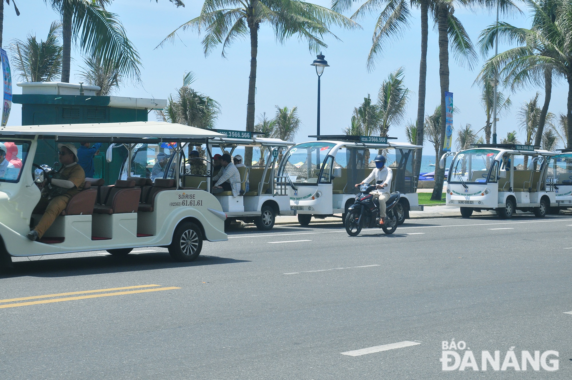 4-wheeled electric vehicles operate on Vo Nguyen Giap Street. Photo: THANH LAN