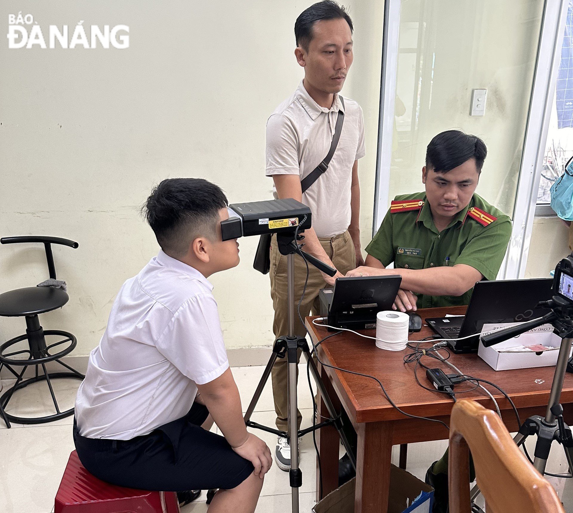 Police officers in Cam Le District carry out procedures to grant Identity Cards for many citizens, including children under 14 years old.