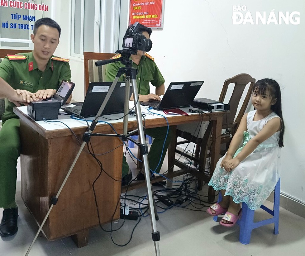 Many young children were taken by their parents to the police station to have their identity cards granted.