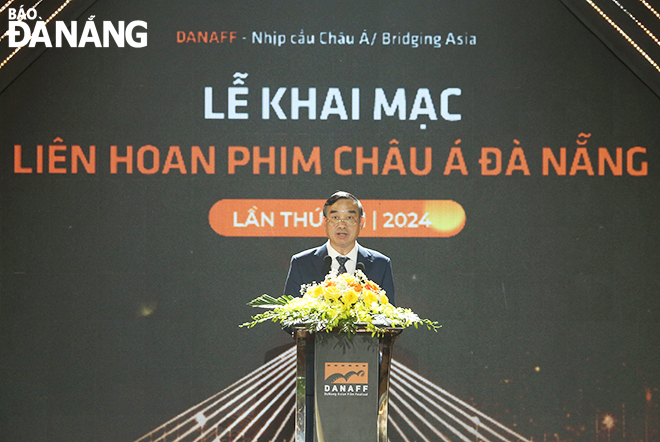 Da Nang People's Committee Chairman Le Trung Chinh speaking at the opening ceremony of the festival