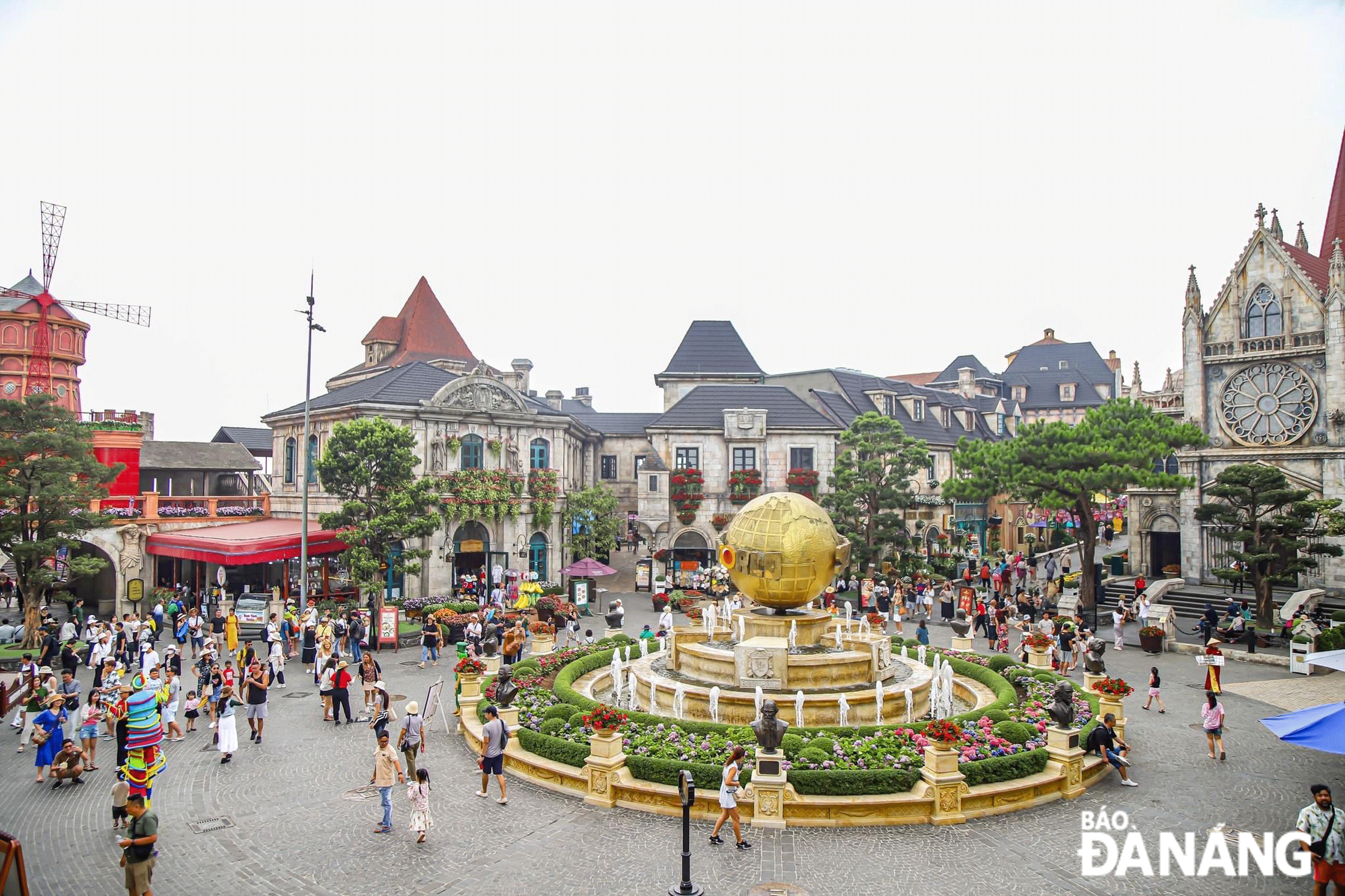 The Da Nang commercial and service sector is a bright spot, positively contributing to the city's overall economic growth. Tourists are seen visiting the Sun World Ba Na Hills. Photo: M.Q