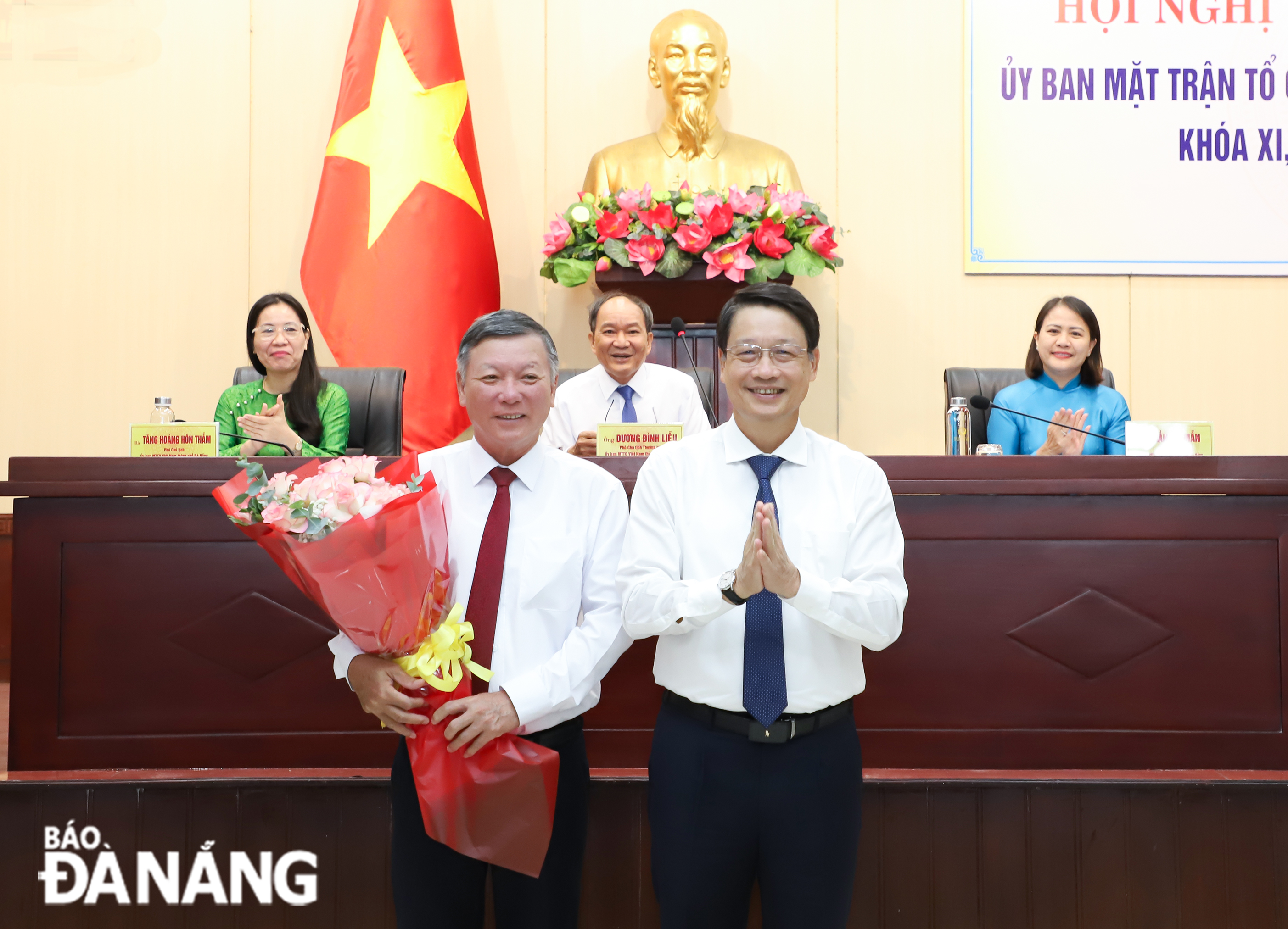 Chủ tịch HĐND thành phố Ngô Xuân Thắng (bên phải) tặng hoa chúc mừng tân Chủ tịch Ủy ban MTTQ Việt Nam thành phố Lê Văn Trung. Ảnh: NGỌC PHÚ