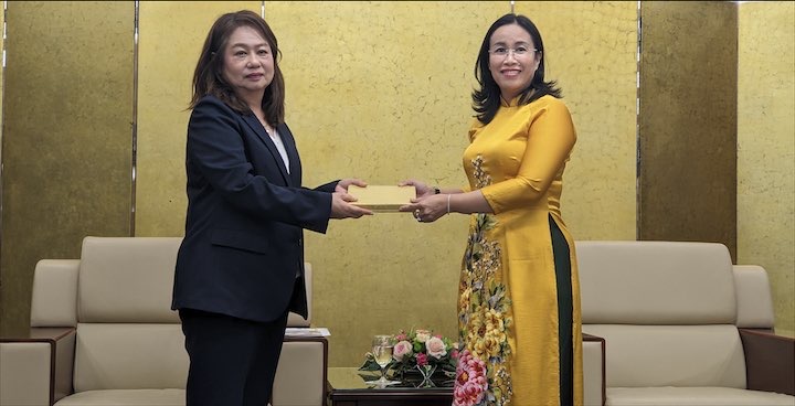 Vice Chairwoman of the Da Nang People's Committee Nguyen Thi Anh Thi presenting a souvenir to Mrs. Satomi Iwashige, Vice Rector in charge of strategy and international relations at Japan’s Nagasaki Prefectural University. Photo courtesy of https://danang.gov.vn/.