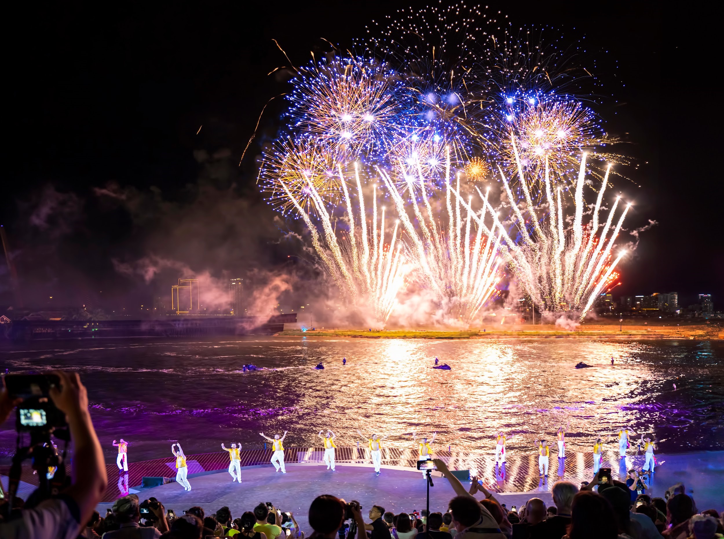 Màn trình diễn pháo hoa ấn tượng, làm nên “thương hiệu” của show diễn Symphony of River.