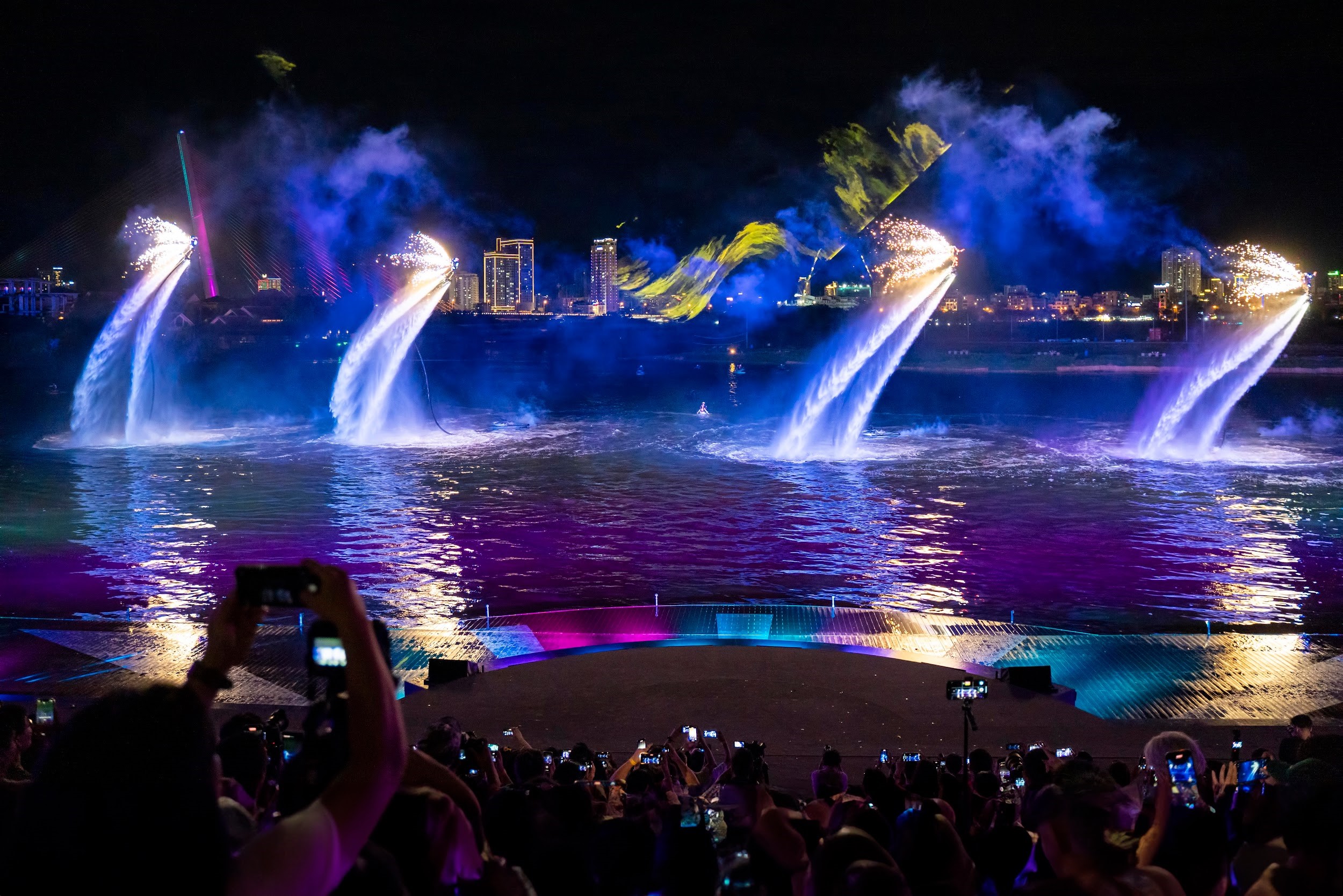 Những “đôi cánh” pháo hoa lấp lánh trên vai của các vận động viên Flyboards khiến khán giả không thể rời mắt.