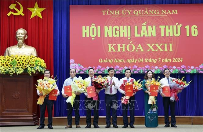 Bí thư Tỉnh ủy Quảng Nam Lương Nguyễn Minh Triết trao các Quyết định của Thủ tướng Chính phủ cho cán bộ chủ chốt tỉnh. Ảnh: Trần Tĩnh/TTXVN