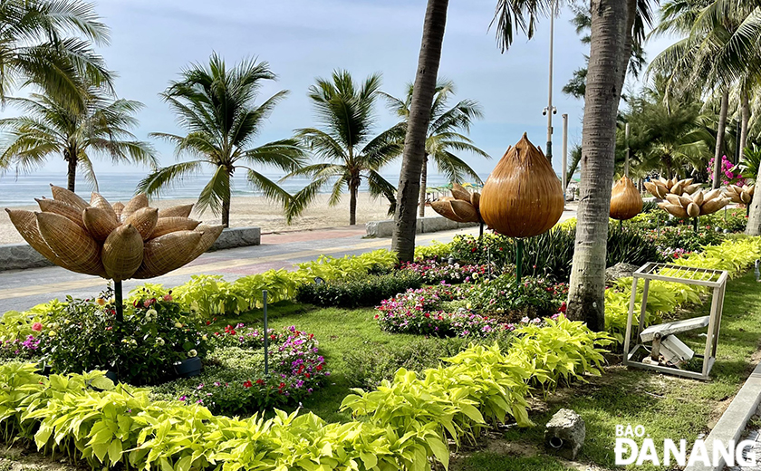 Mô hình hoa lên tiểu cảnh trở thành điểm check-in của du khách.