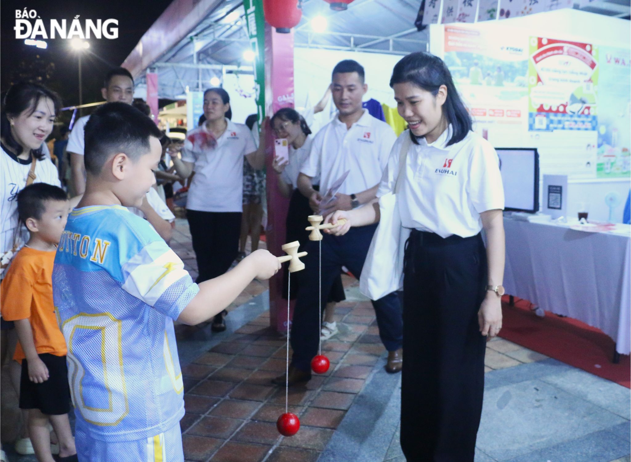 Các em học sinh thích thú tham gia các trò chơi truyền thông của Nhật Bản tại lễ hội. Ảnh: T.P