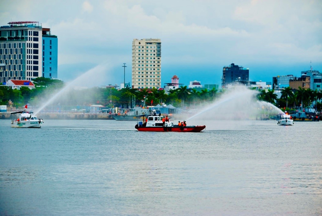 Bộ đội Biên phòng thành phố sẵn sàng các phương án phòng chống lụt bão, phòng chống cháy nổ trên biển. Ảnh: NHƯ THẢO