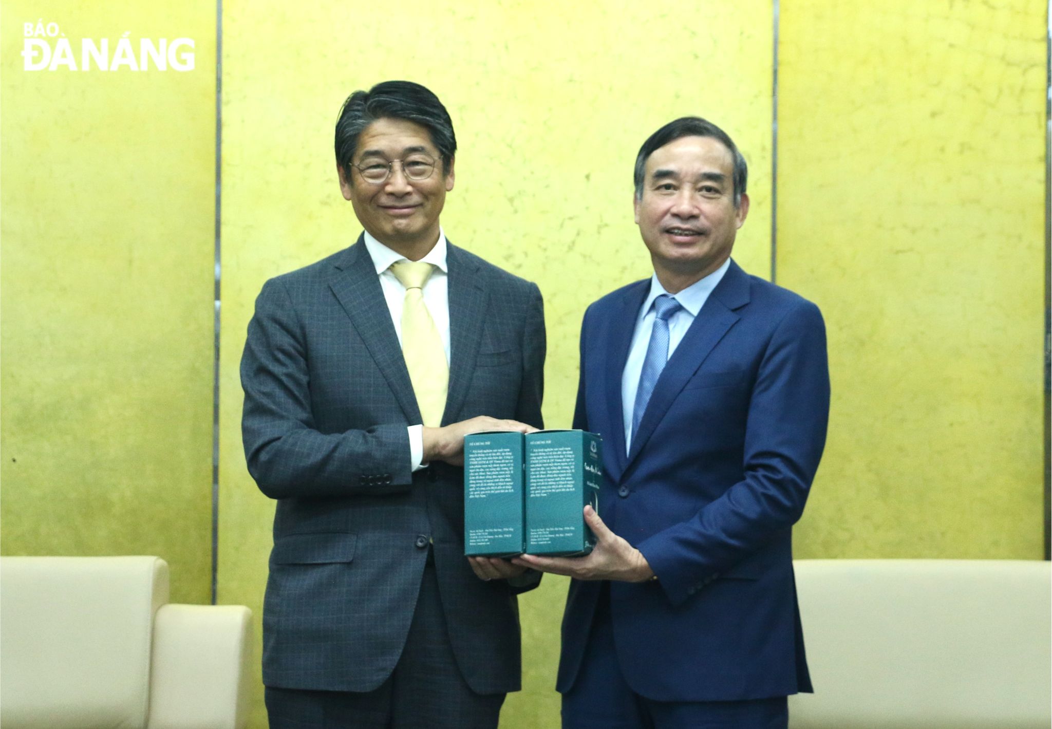 Da Nang People’s Committee Chairman Le Trung Chinh (right) presenting a souvenir gift to new Japanese Ambassador to Viet Nam Ito Naoki.