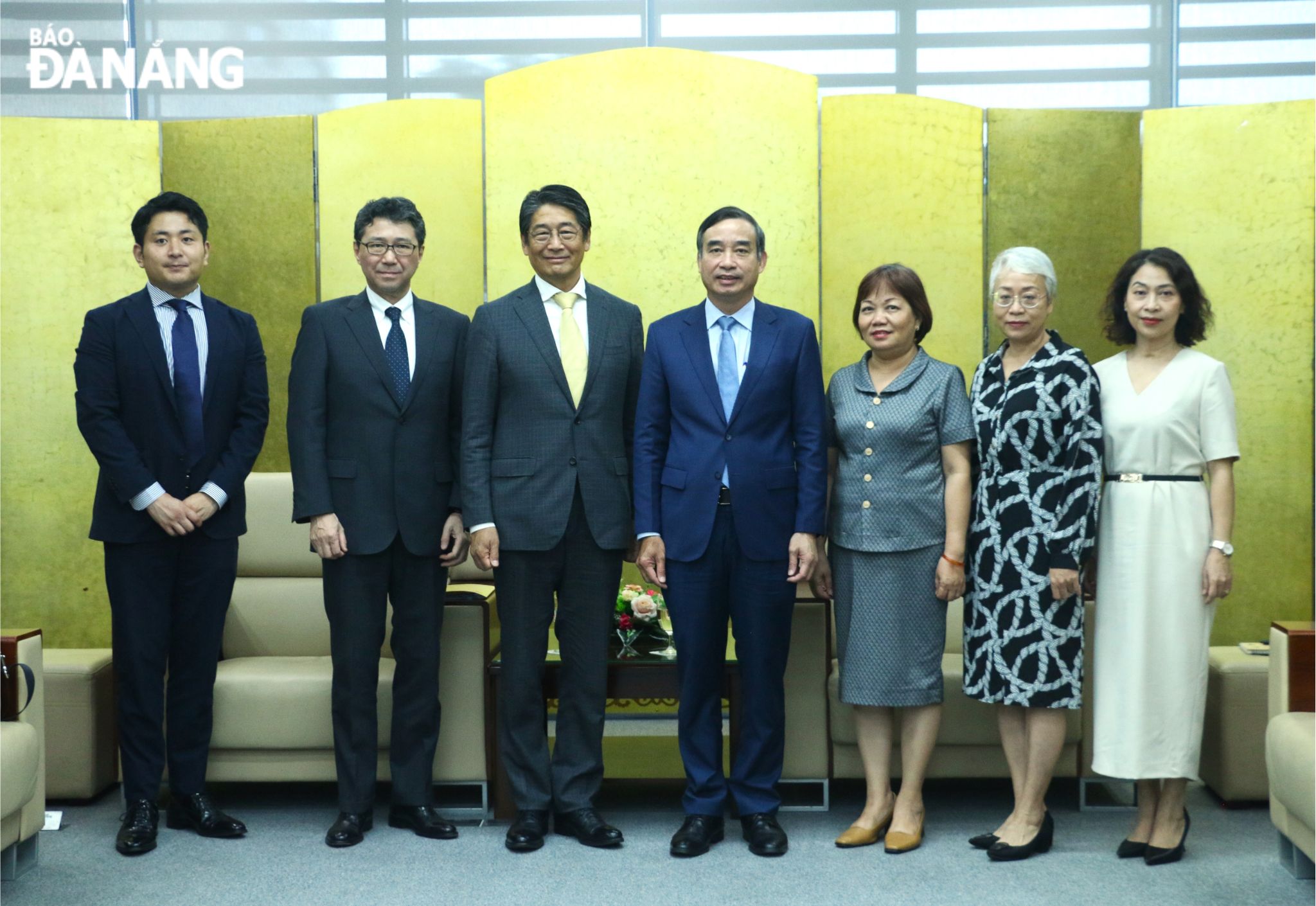 Japanese guests and Da Nang leader posing for a group photo