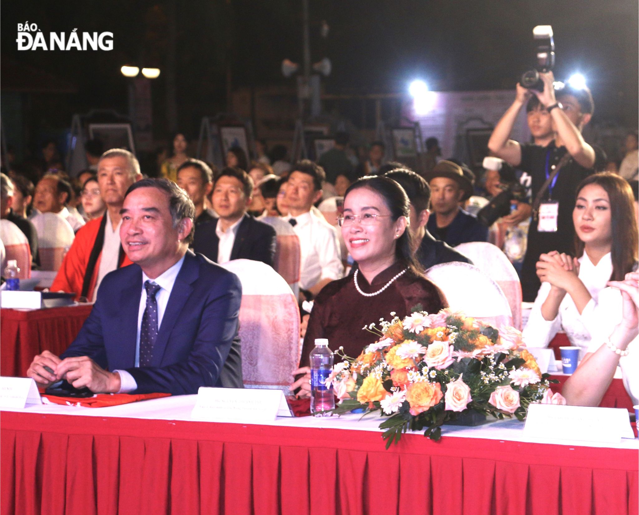  Da Nang People's Committee Chairman Le Trung Chinh (left), Da Nang People's Committee Vice Chairwoman Nguyen Thi Anh Thi attend the opening ceremony of the 9th Viet Nam - Japan Festival in Da Nang. Photo: T.P