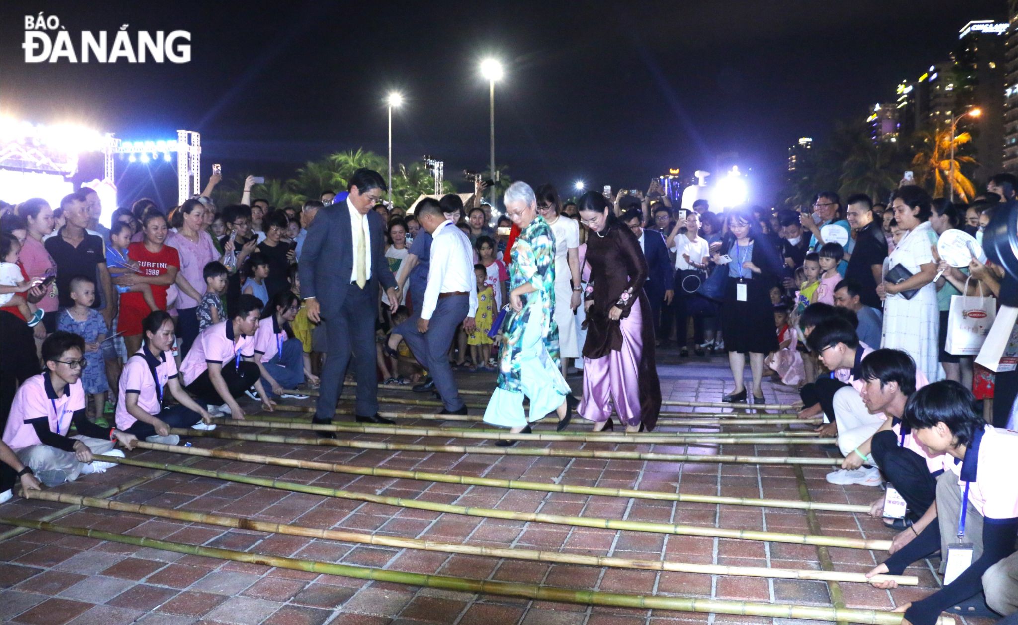 Leaders of the both sides participate in ‘mua sap’ (Cheraw dance) at the Viet Nam - Japan Festival 2024 in Da Nang. Photo: T.P