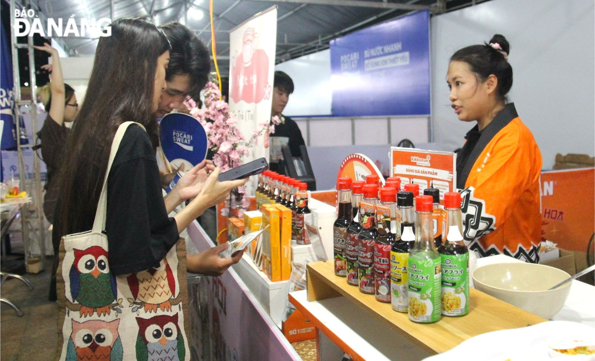  Da Nang residents and tourists visit booths at the festival. Photo: T.P