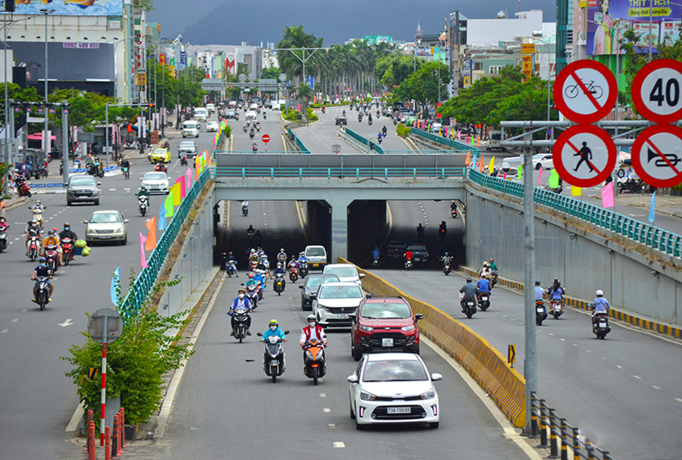 Mọi người, từ đi bộ đến ô-tô phải luôn biết rằng mỗi hành vi của mình là kết quả của một quá trình giáo dục. Đi là để đến nhưng cách đi lại là kết quả của quá trình giáo dục, sự có mặt của mình là góp phần vào việc xây dựng cộng đồng văn minh. Trong ảnh: Nút giao thông hầm chui Điện Biên Phủ-Nguyễn Tri Phương, thành phố Đà Nẵng. Ảnh: S.T