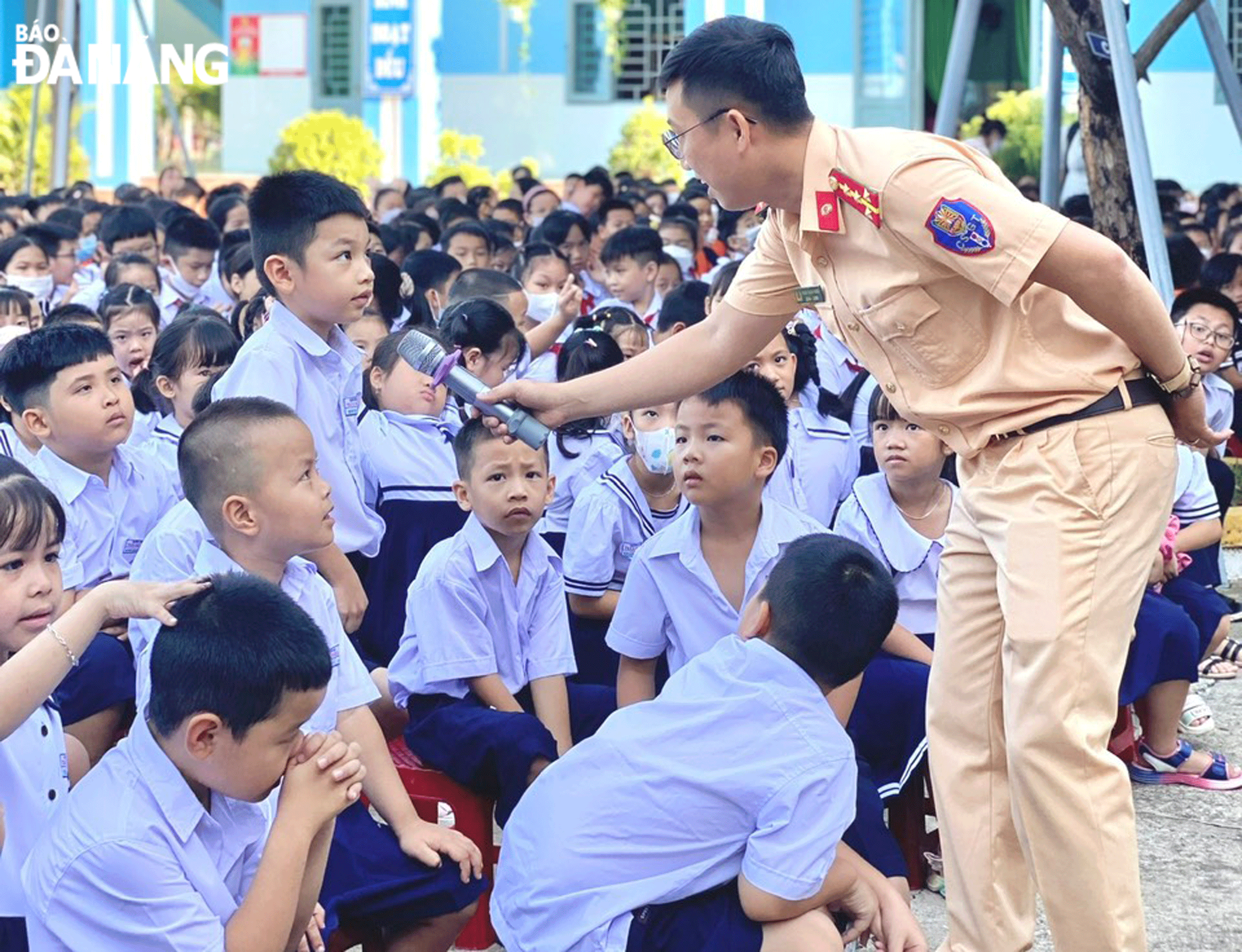 Thời gian qua, Phòng Cảnh sát giao thông, Công an thành phố có nhiều biện pháp tuyên truyền nhằm giảm thiểu tai nạn giao thông. Hơn hết, mỗi người dân cần nâng cao ý thức, trang bị kiến thức đầy đủ, xây dựng văn hóa tham gia giao thông, để bảo vệ bản thân cũng như cộng đồng.  Trong ảnh: Cán bộ Phòng Cảnh sát giao thông, Công an thành phố tuyên truyền an toàn giao thông đến các em học sinh. Ảnh: H.V