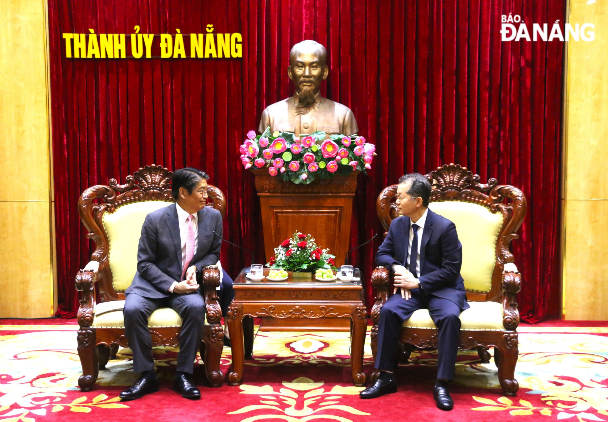 Secretary of the Da Nang Party Committee Nguyen Van Quang, on Friday, warmly receiving Japanese Ambassador to Viet Nam Ito Naoki 