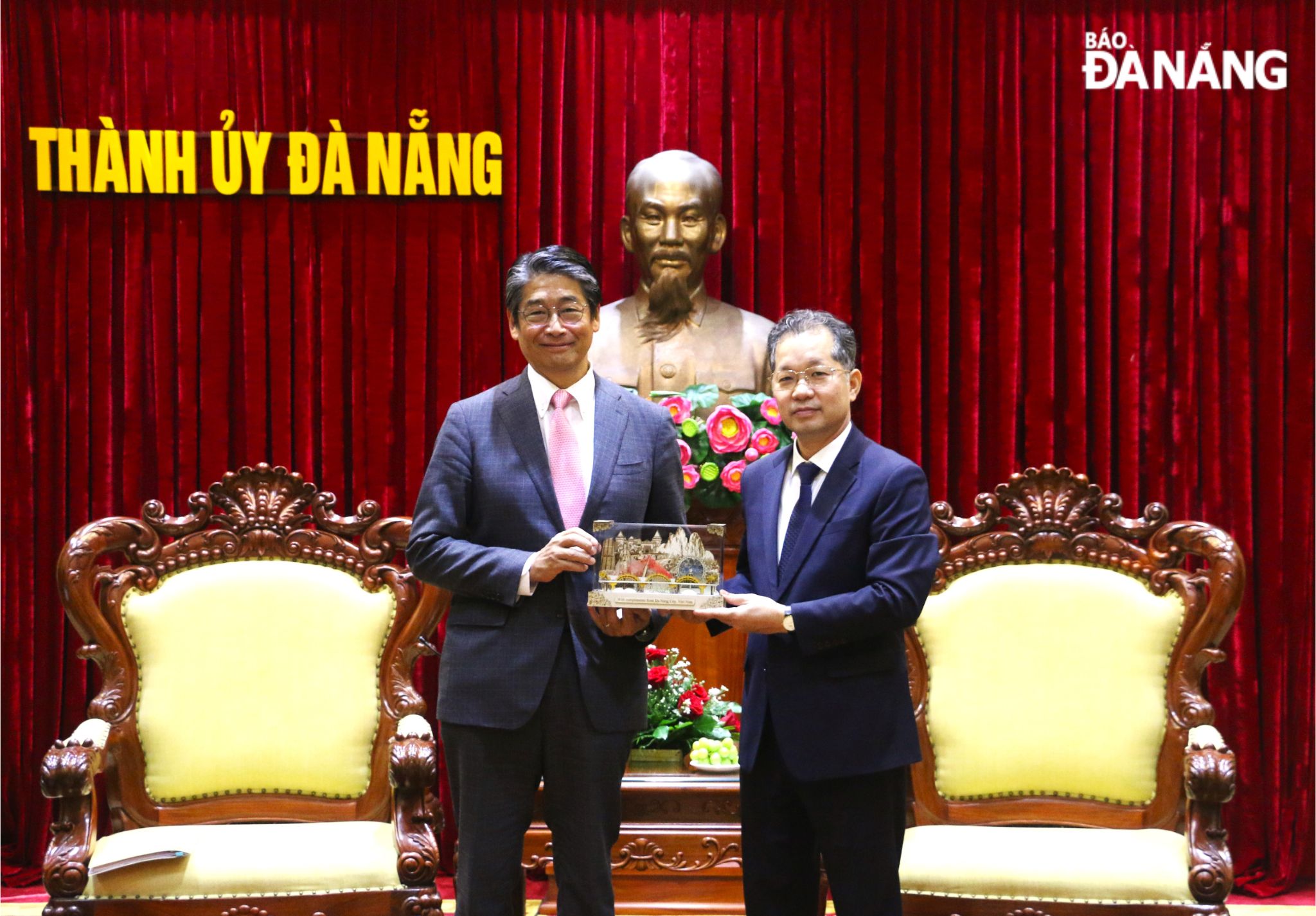 Secretary of the Da Nang Party Committee Nguyen Van Quang presenting a souvenir gift to Japanese Ambassador to Viet Nam Ito Naoki