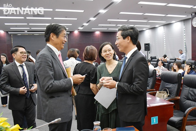 Vice Chairman of the Da Nang People's Committee Tran Chi Cuong (right) discussing with delegates at the conference. Photo: THANH LAN