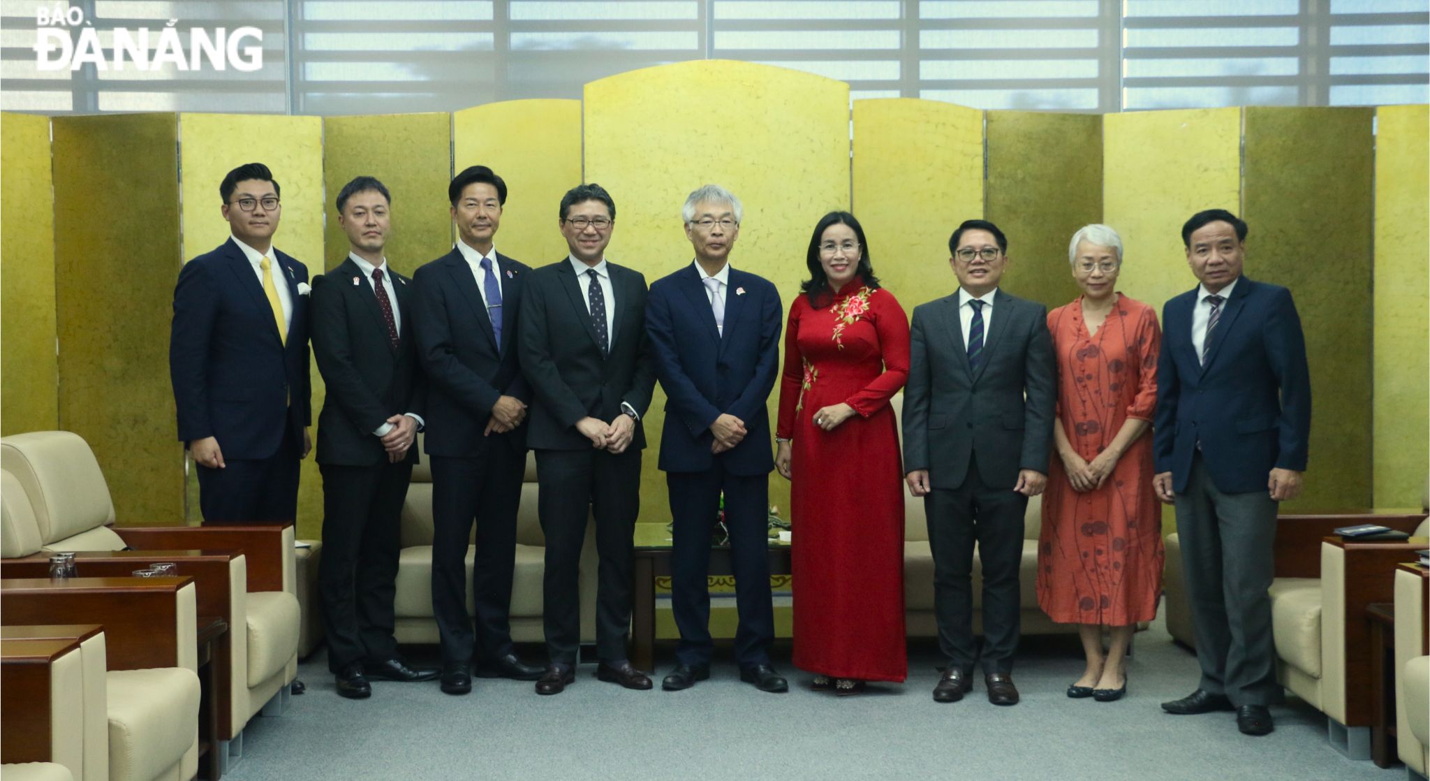 Vice Chairwoman of the Da Nang People's Committee Nguyen Thi Anh Thi (4th, right), Deputy Mayor of Japan's Sakai City Motoya Kazuhiro (5th, left), and representatives of the two localities taking a souvenir photo. Photo: T.P